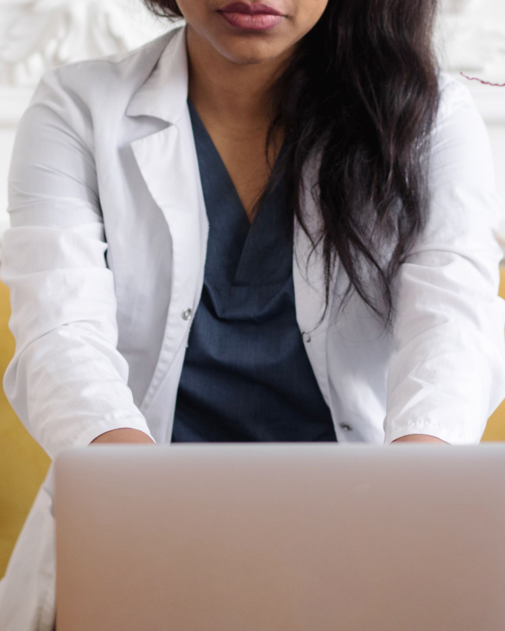 A member of the Üel Life care team